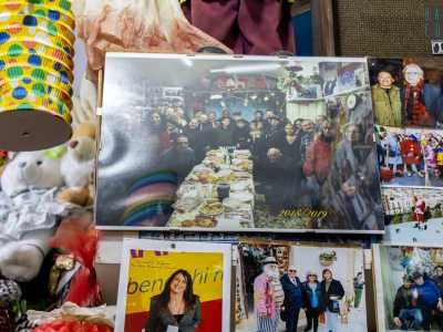 �I clienti mi portano poi del cibo che offro a tutti il 24 dicembre, quando organizzo un banchetto nel locale tra brindisi, bicchieri di vino, taralli e canzoni tradizionali�, continua Mimmo
